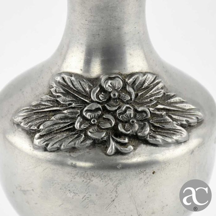 Jarra em estanho puro, decorada com flores em relevo