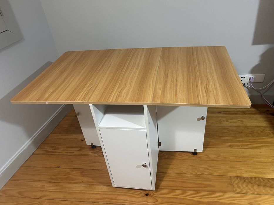 Mesa multifunções dobrável com rodas