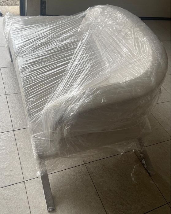 Chaise longue com pernas em inox