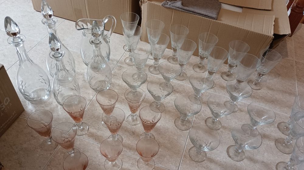 Copos antigos, Garrafas, Jarro.Coleção com cerca de 80 peças no total