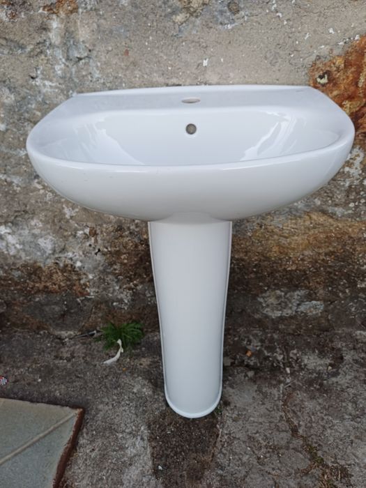 Lavatório com pé em bom estado