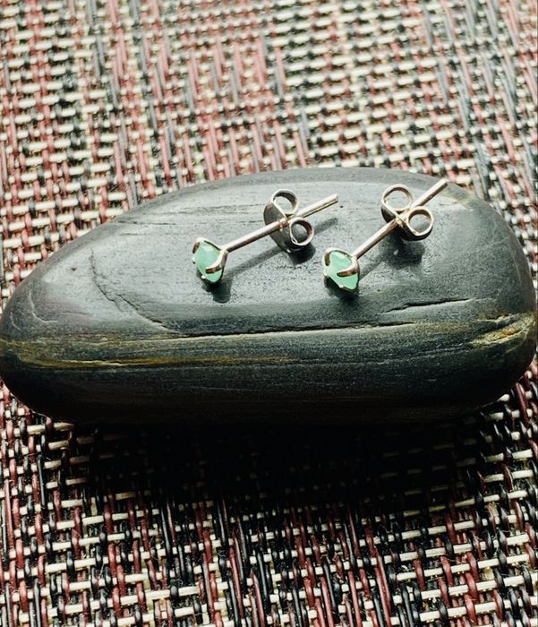 Сережки гвоздики з природними изумрудами срібло 925