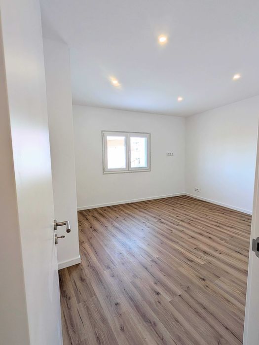 T2 novo em moradia germinada com vista mar