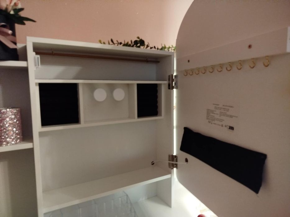 Toaleta z podświetlanym lustrem