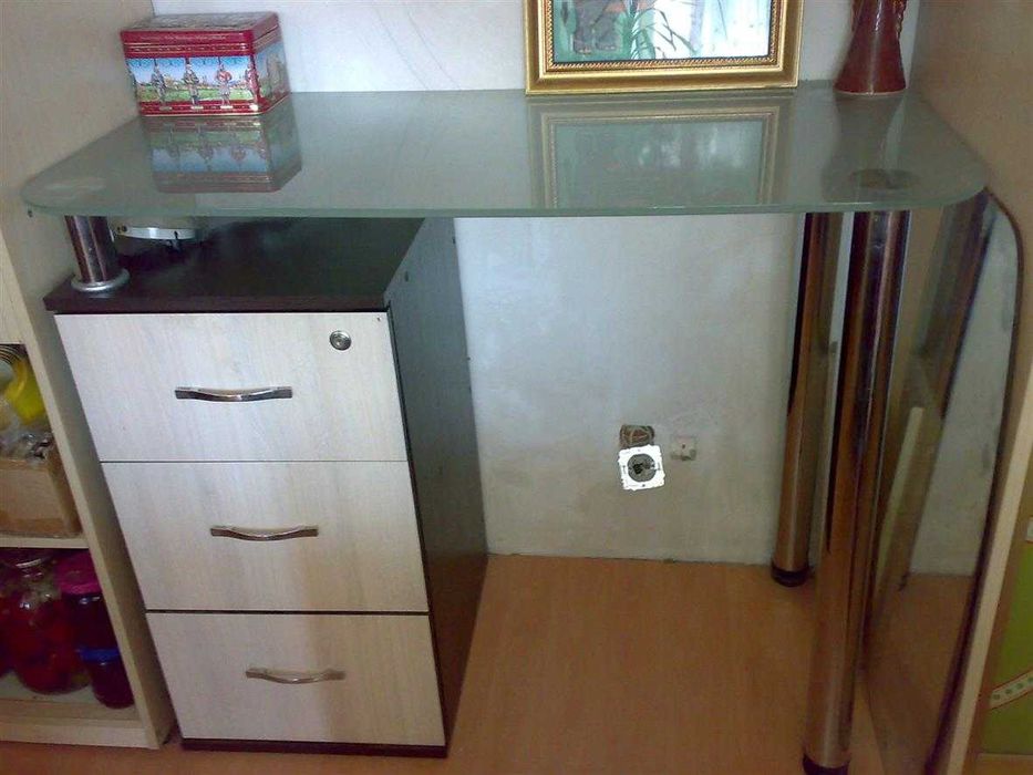 Продам письменный стол со стеклянной столешницей из толстого закстекла