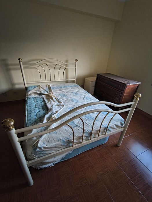 Cama com estrutura de ferro