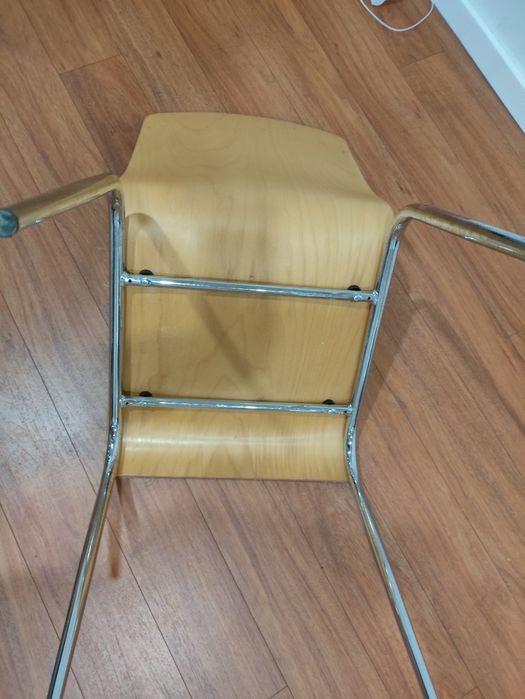 Cadeira em madeira, forrada a pele, pés em inox