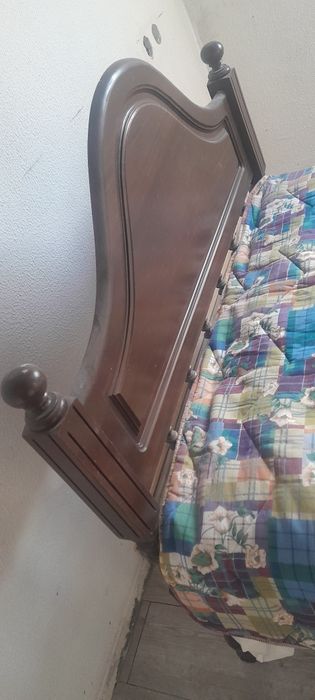 Cama em madeira, corpo e meio