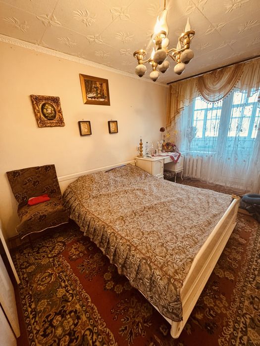 Продається 4-ох кімнатна біля школи номер,5 у м.Новий Розділ.