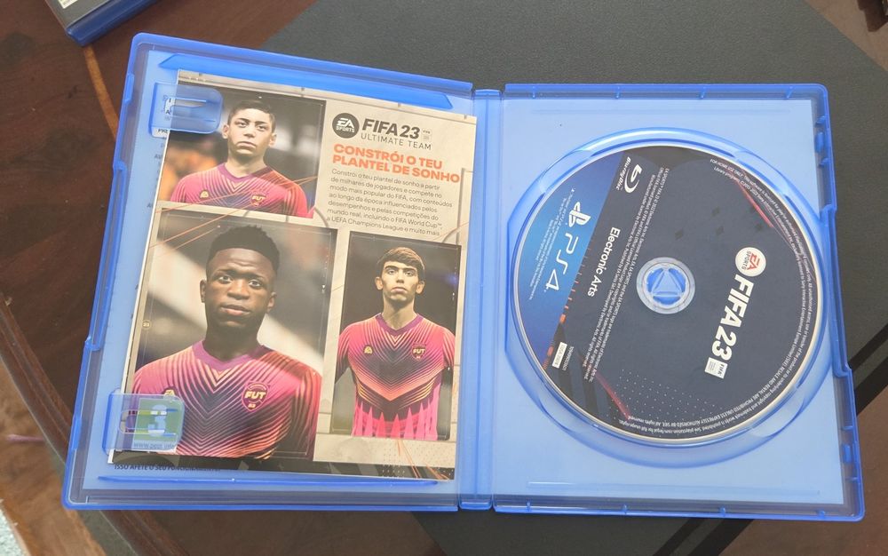 PlayStation 4 (PS4) + 2 Comandos + 3 Jogos | COMO NOVO