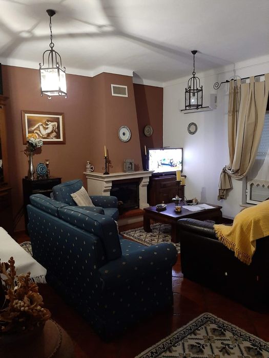 2 Sofás individuais mais 1 de dois lugares