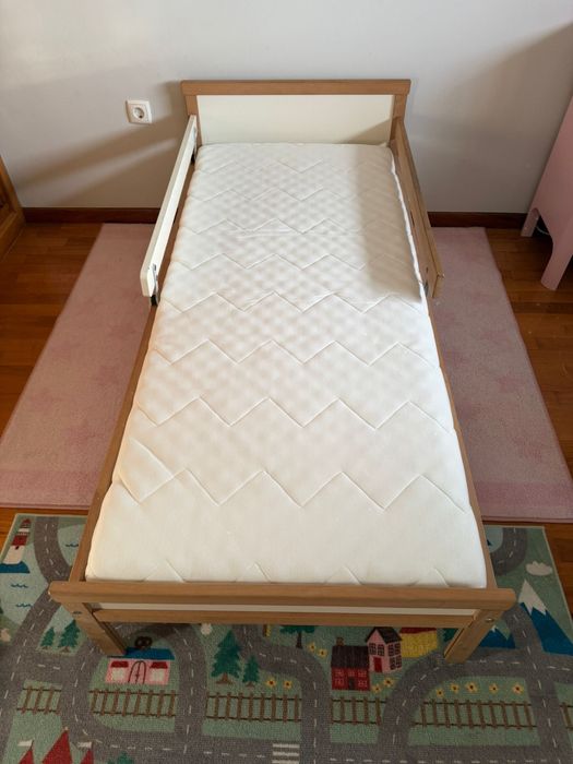 Cama de criança com colchão e roupas