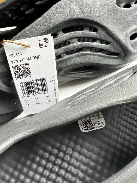 buty klapki yeezy foam rnnr carbon onyx czarne szare