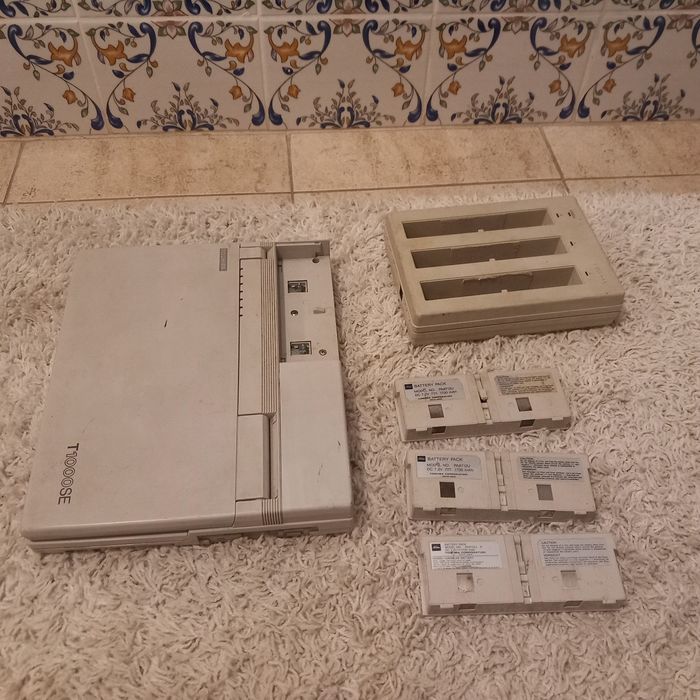 Toshiba  T1000SE vintage laptop