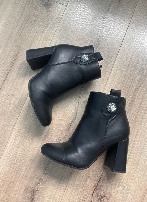 Czarne botki damskie na słupku r. 35