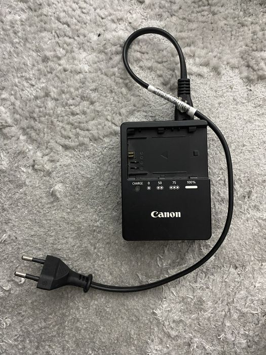 Máq. Canon 7D + Grip BG-E7 + Cartao 32 GB + carregador + alça