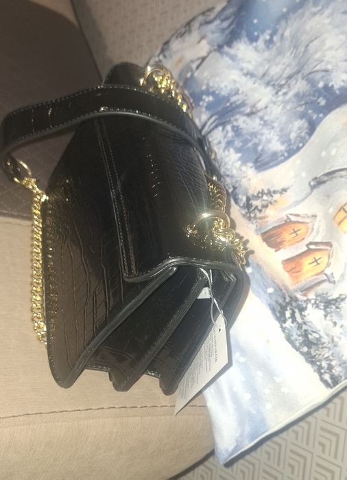 Modna nowoczesna torebka kuferek czarna lakierkowa z zlotym