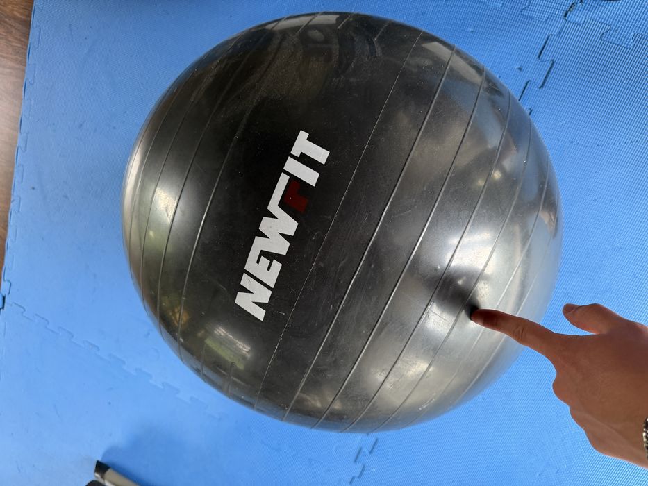 Various weight training accessories459442045206538241