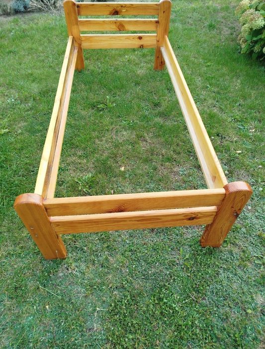 Sprzedam łóżko sosnowe.