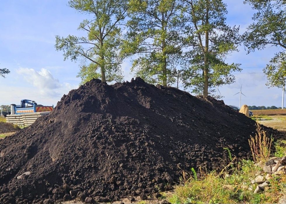 Ziemia,,czarnoziem, piasek, kruszywa zasypowe, kamienie, tłuczeń, gres