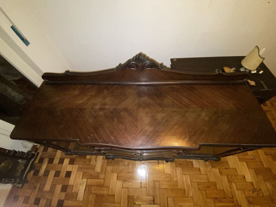 Móvel antigo em madeira de nogueira