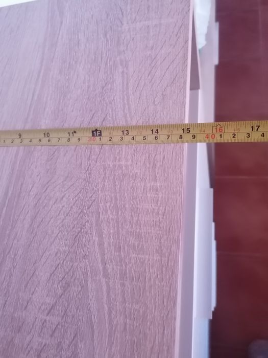 Móvel alto com 4 gavetas e um espaço no topo