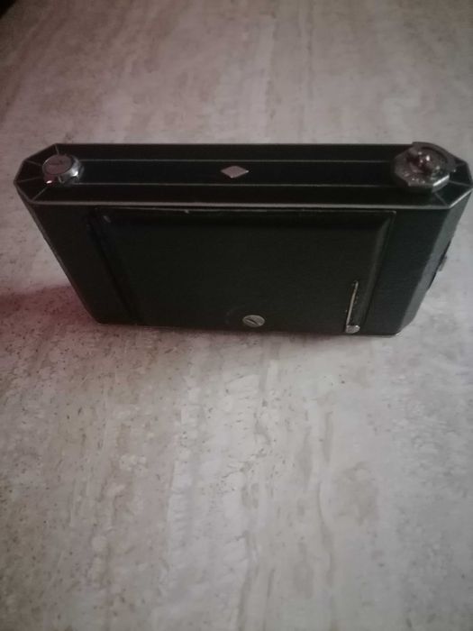 Máquina Kodak centenária de fole.