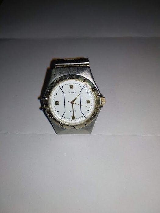 3 relogios em tom cinza ,dourado e metalico