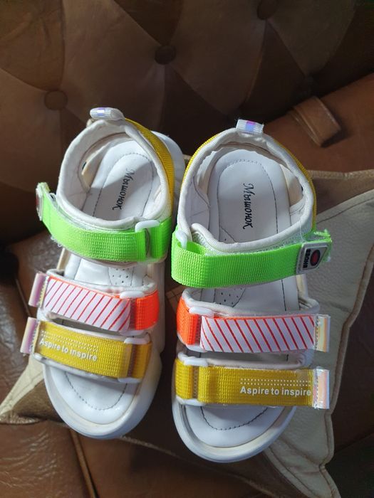 Продам босоніжки для дівчинки 32 роз. в гарному стані,майже нові