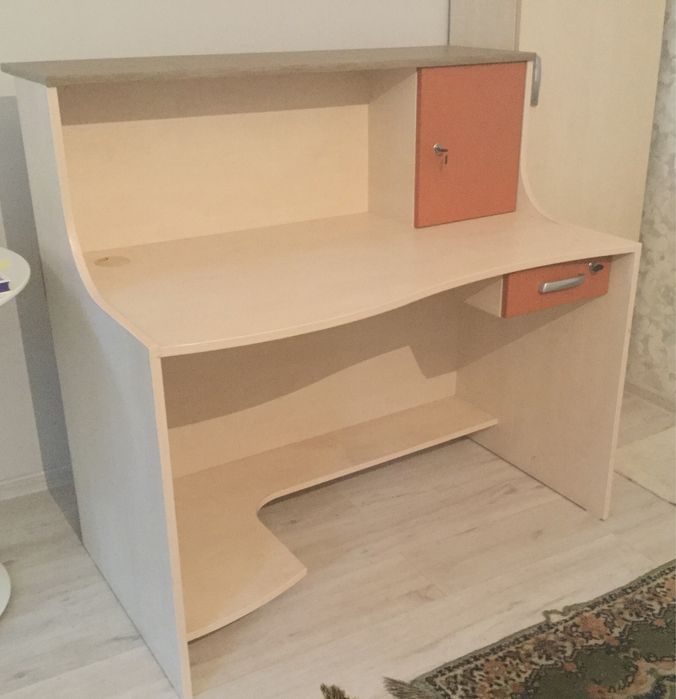 Стіл письмовий майже новий