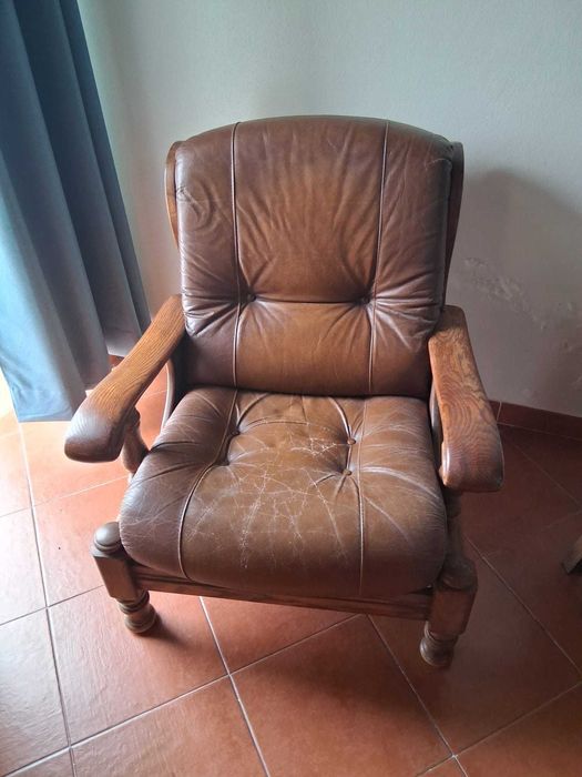 Poltrona em pele e madeira