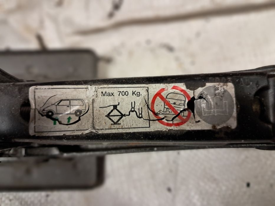 Podnośnik samochodowy 700 kg