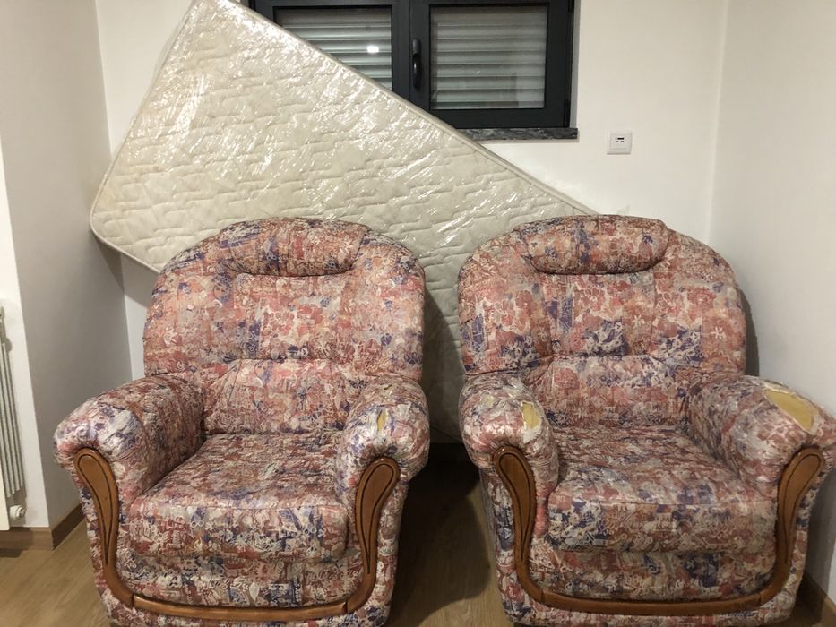 Sofás individuais e colchão