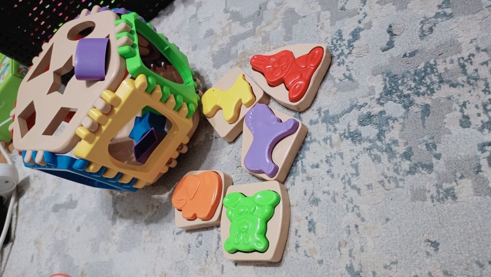 Бізі куб, іграшка розвиваюча