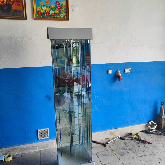 Witryna narożnikowa podświetlana