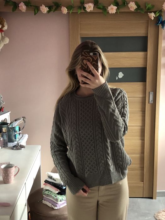 Szary sweter z wzorem