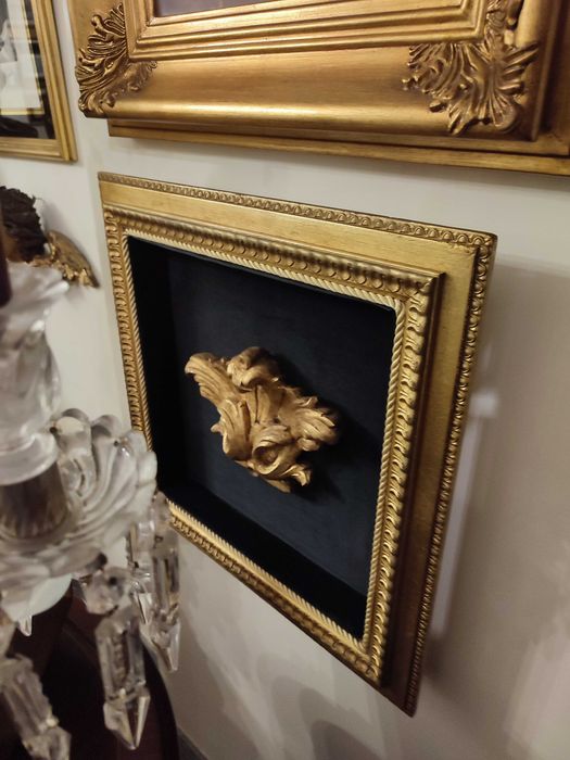 Quadro moldura madeira dourada e talha embutida em veludo preto