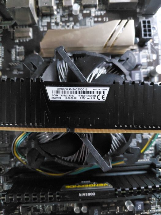 Core i5-6400 / Asus Z170-P / Corsair Vengeance LPX DDR4 2×4