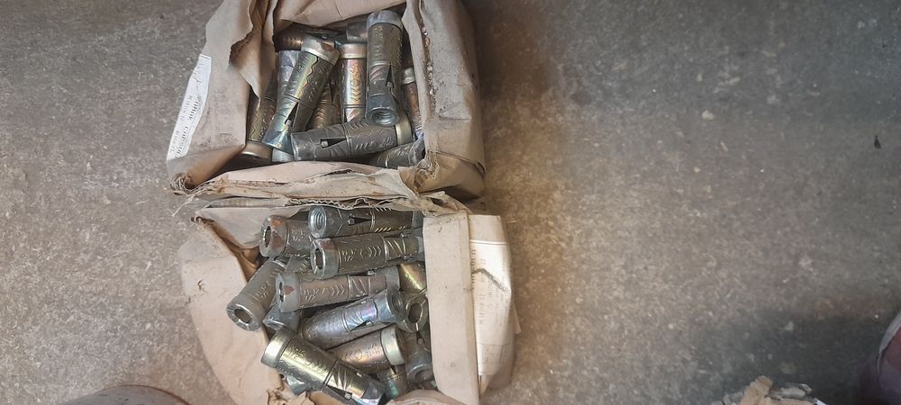 Várias buchas metálicas de 12 milímetros