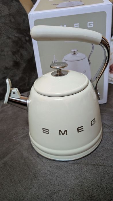 Чайник SMEG зі свистком кремовий 2.3л новий
