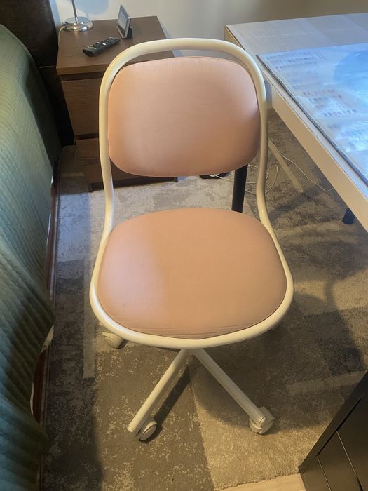 Vendo 2 cadeiras de escritorio(rosa e cizenta) cada uma por 20€