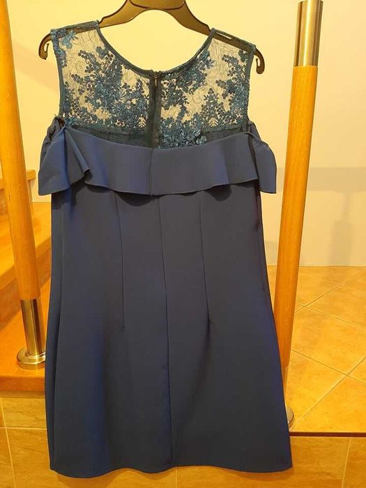 Chabrowa sukienka z koronką