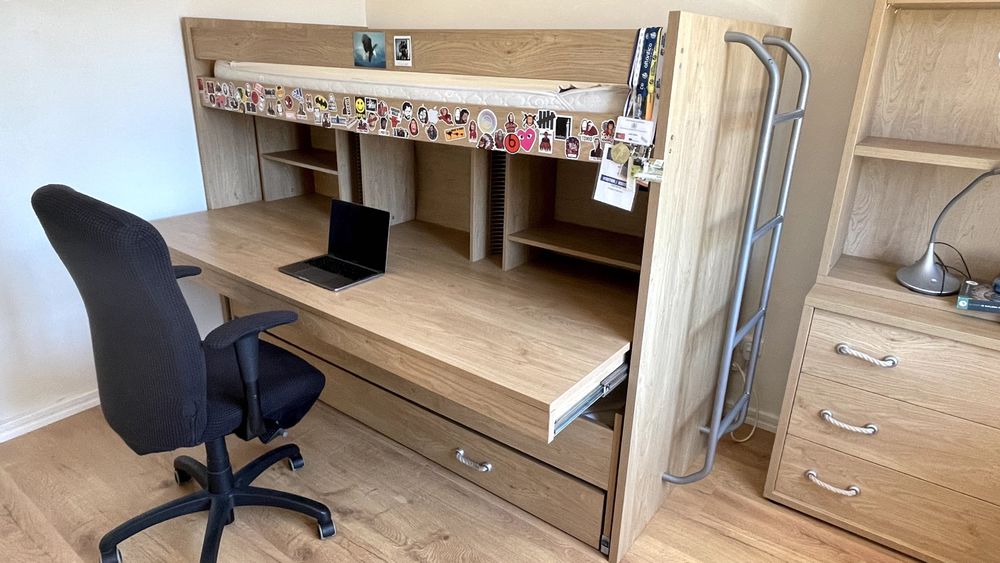 Beliche 3 camas, colchões, Secretária deslizante , Móvel gavetas