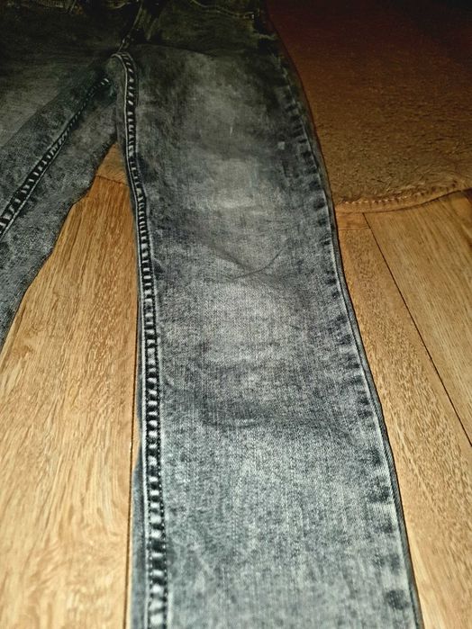 Spodnie jeansy marmurkowe od Bershka
