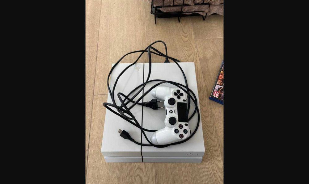 PlayStation 4 Branca com 7 Jogos e 2 Comandos