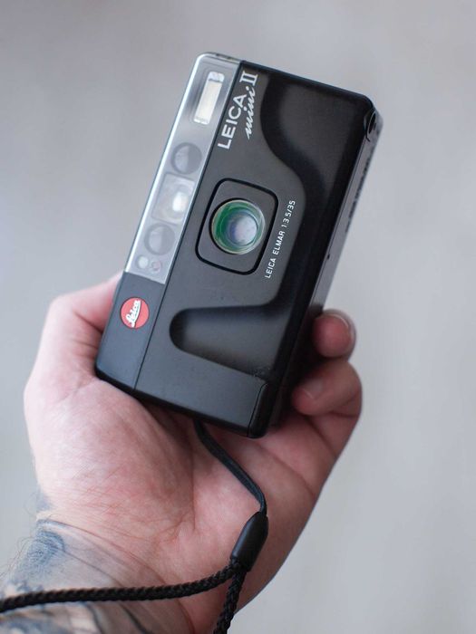 Leica Mini II Point & Shoot / Câmera Analógica Compacta 35mm — Em muito bom estado e totalmente funcional.