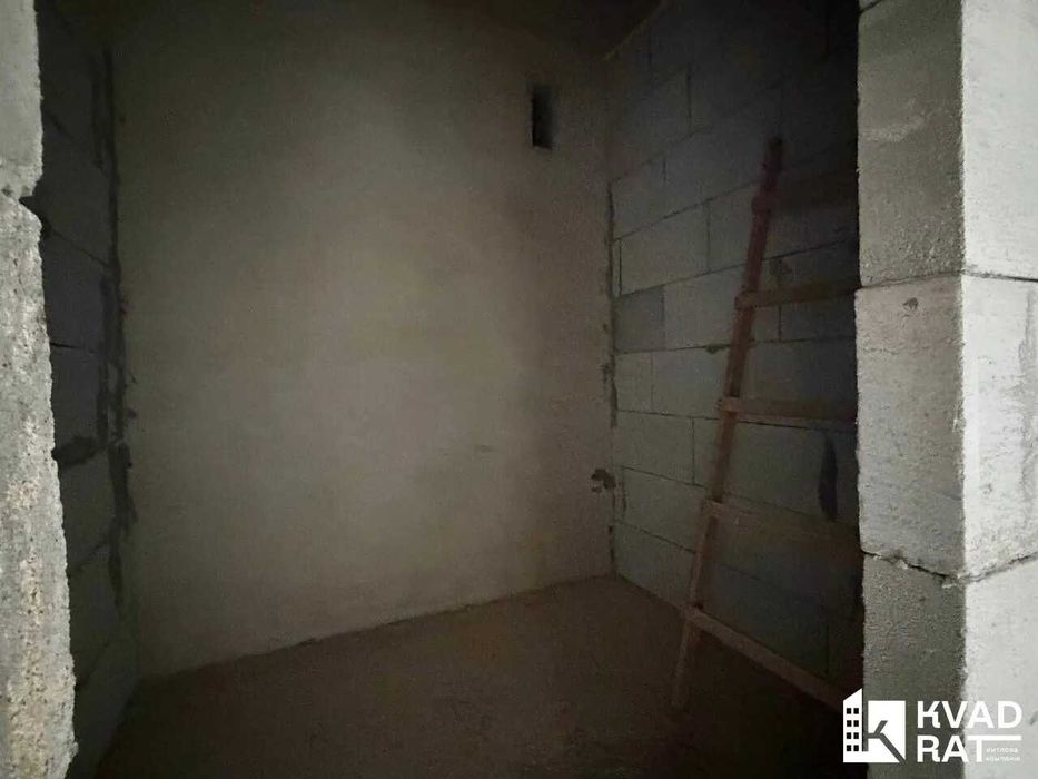Здана та готова до ремонту 2-кім квартира ! 67 м2 + кладовка у подарунок
