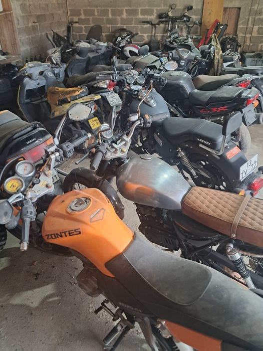 Várias motas para peças
