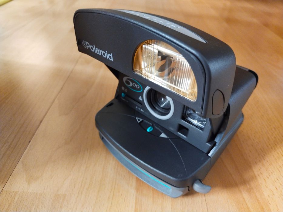 Polaroid 600 z dołączoną baterią