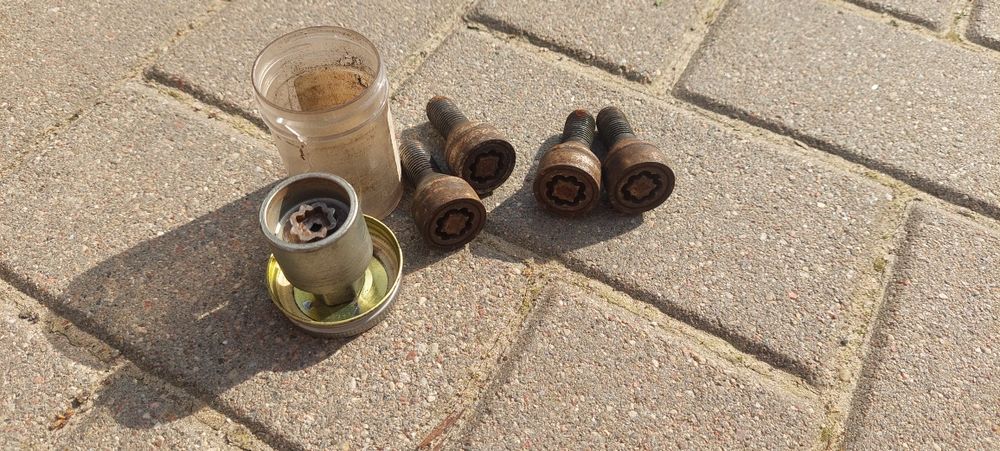 Śruby szpilki zabezpieczające, antykradzieżowe